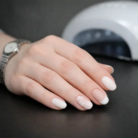 Uñas de novia con perlas