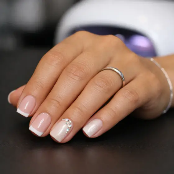 Uñas para novia minimalistas