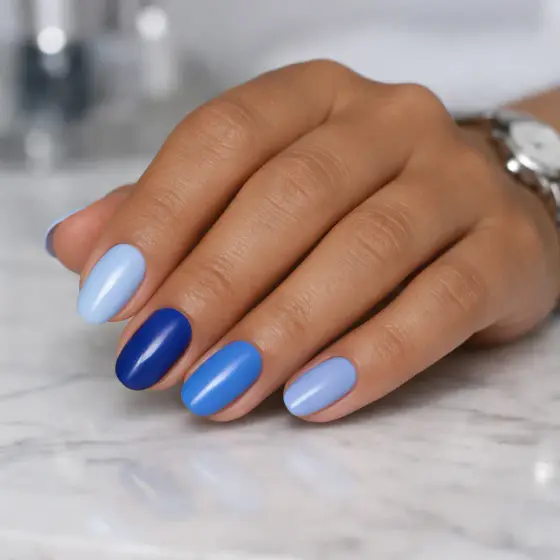 Uñas azules redondeadas con degradado de tonos