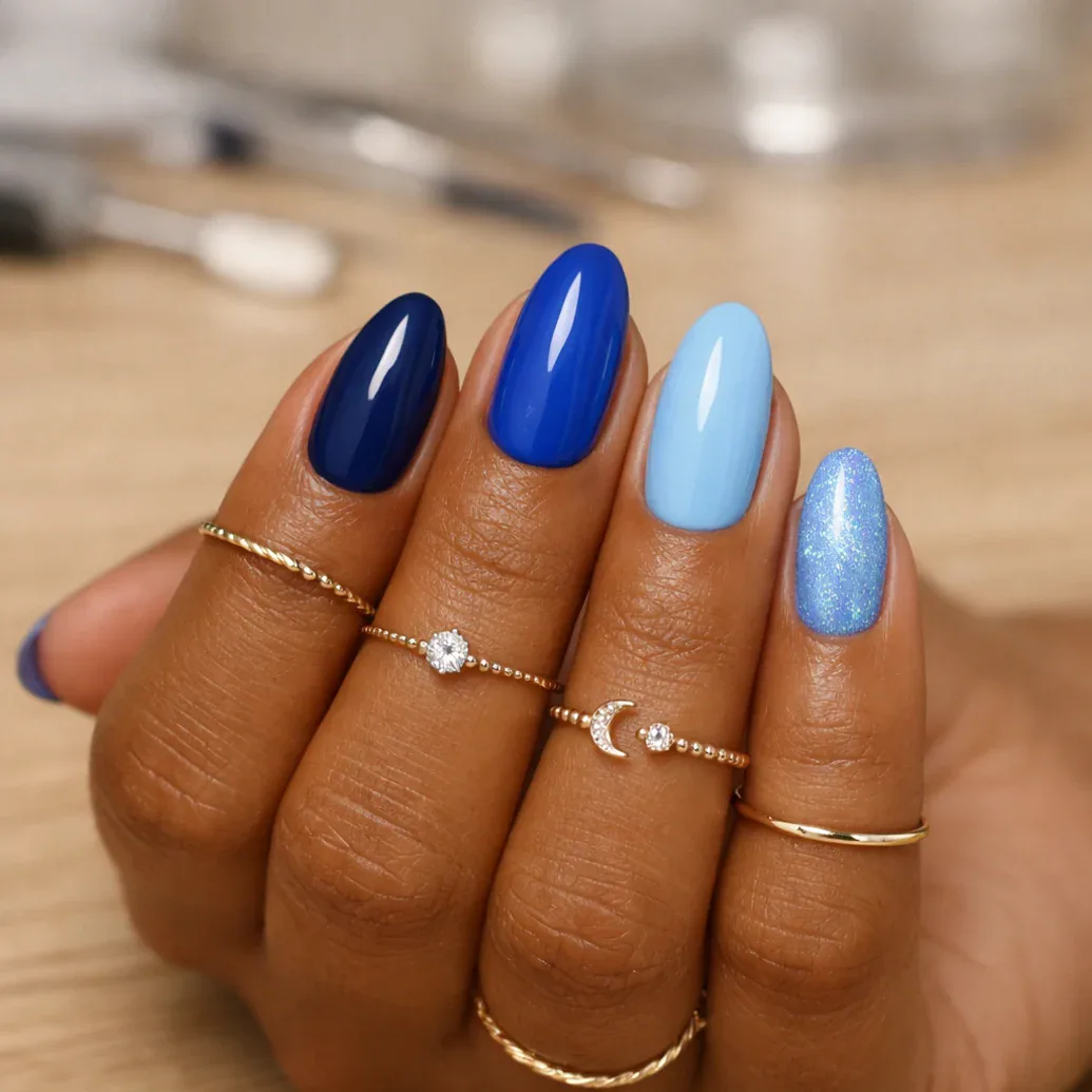 Uñas azules almendradas con una uña holográfica