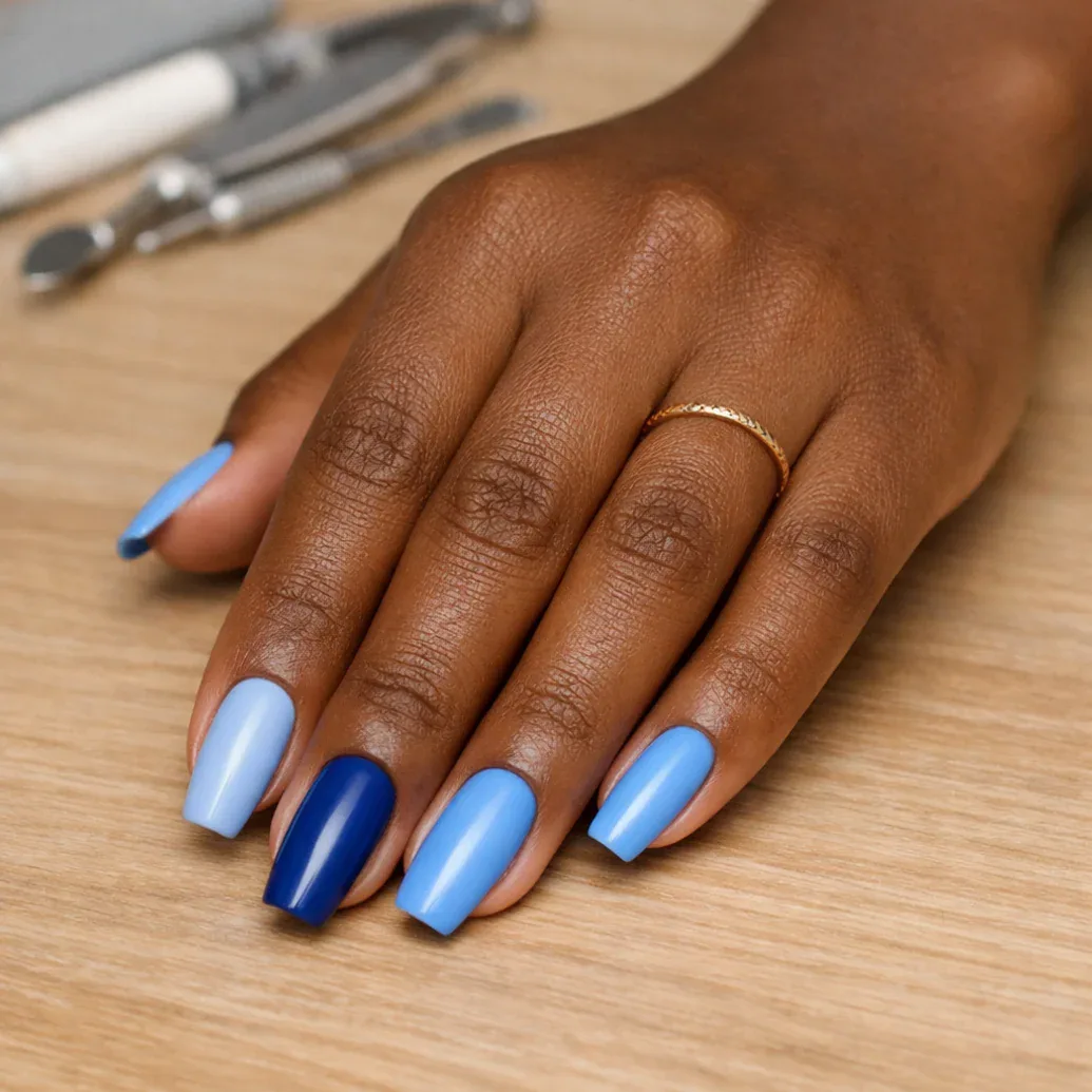 Uñas azules cuadradas de longitud media en varios tonos
