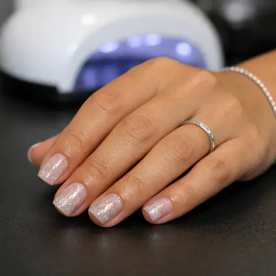 Uñas nude rosadas con brillo uniforme