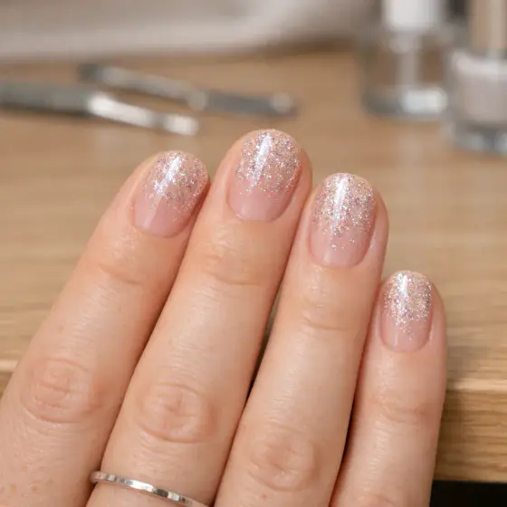 Uñas rosa claro con destellos finos