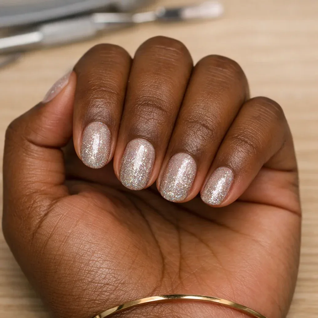 Uñas plateadas con glitter compacto