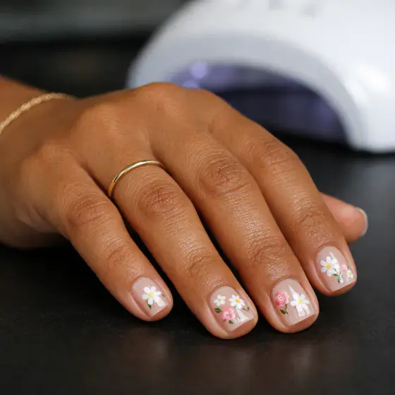 Uñas nude cortas con flores blancas y rosas para diario