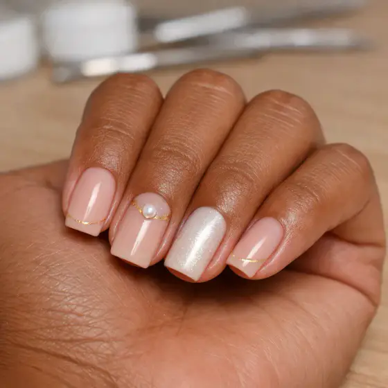 Uñas rosa nude cuadradas con perla y brillo