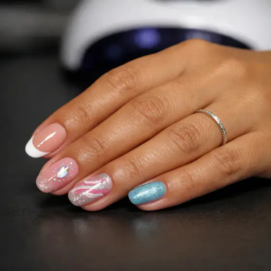 Uñas largas café brillante