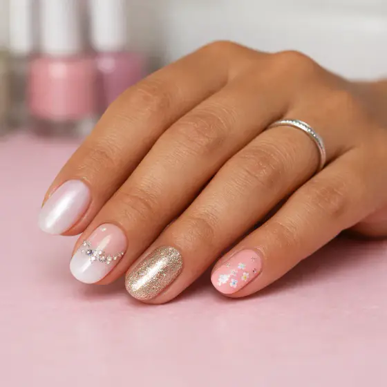 Uñas largas rosa con mariposa