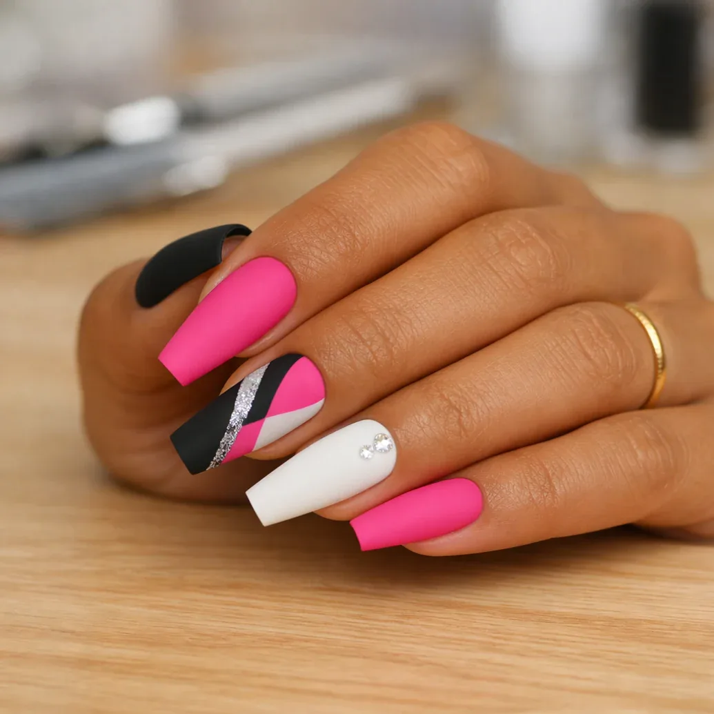 Uñas largas fucsia y negro