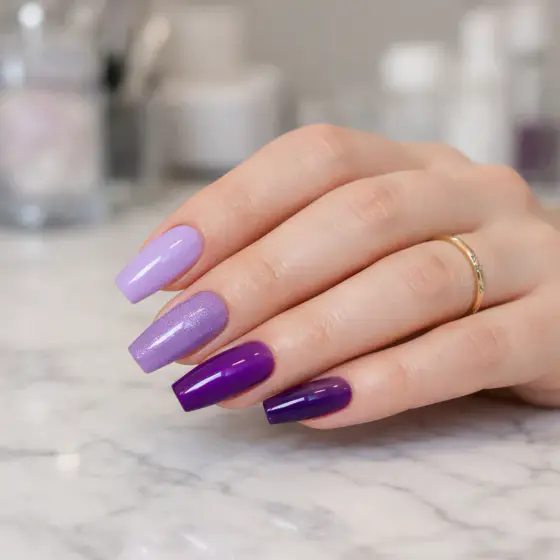 Uñas moradas chic