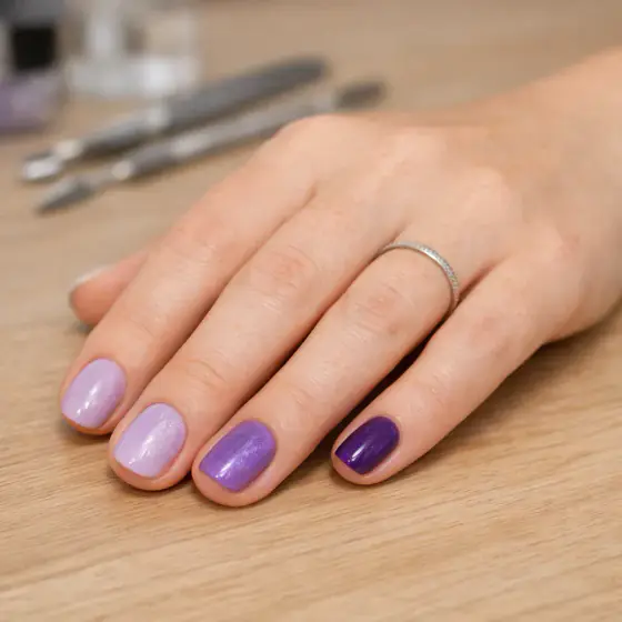 Uñas violeta modernas