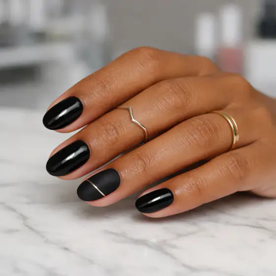 Uñas negras brillantes minimalistas