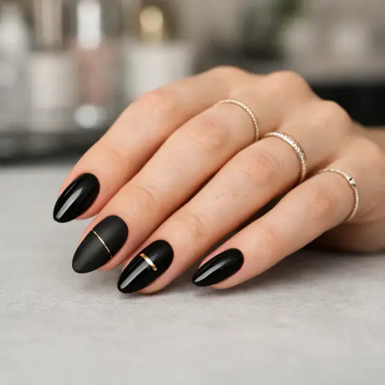 Uñas negras con acento plateado