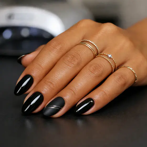 Uñas negras con diseño moderno