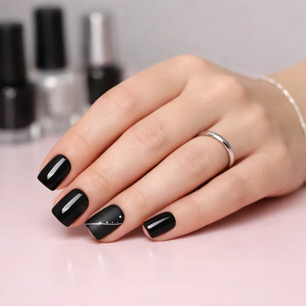Uñas negras con líneas diagonales