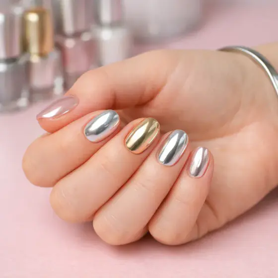Uñas cromadas multicolor en plata, oro y rosa