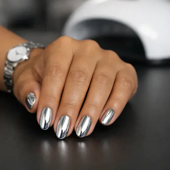 Uñas ovaladas cortas con acabado espejo plateado
