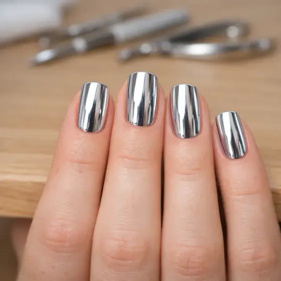 Uñas plateadas espejo con efecto líquido