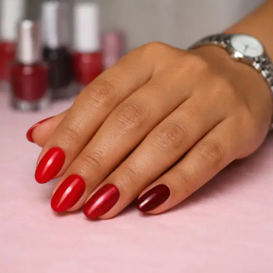 Uñas rojo vino