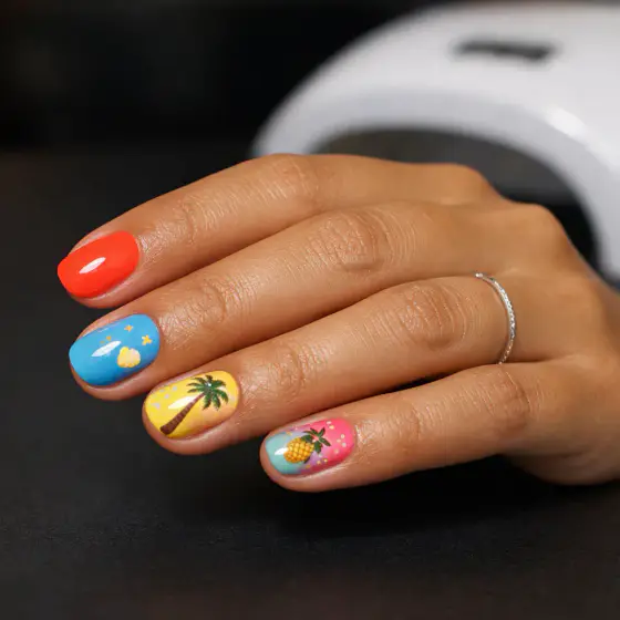 Uñas cortas coral y azul con palmera y piña