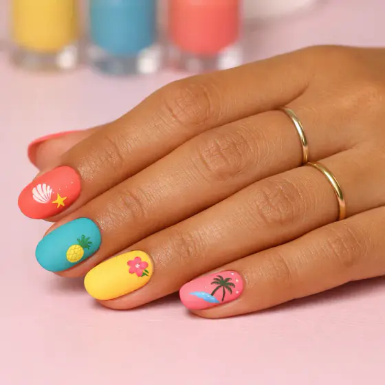 Uñas cortas coral con flores pequeñas y palmera minimalista