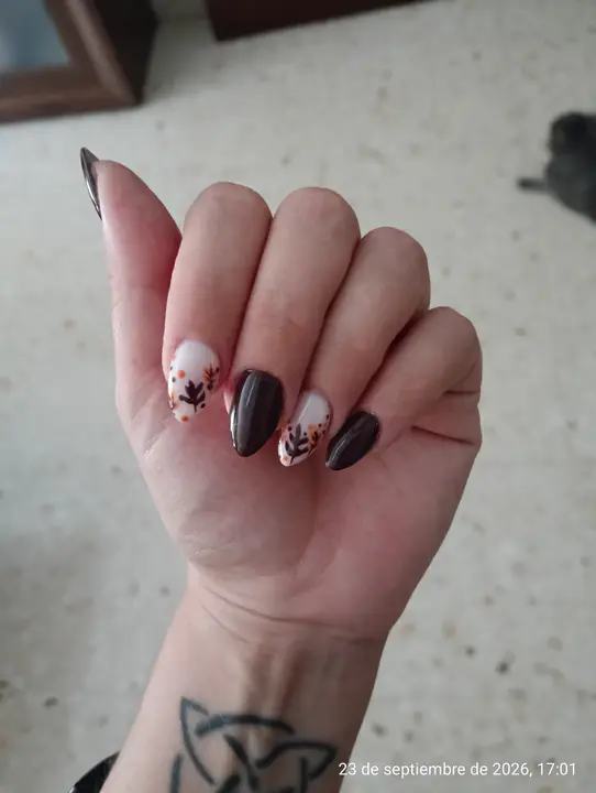Uñas marrones.